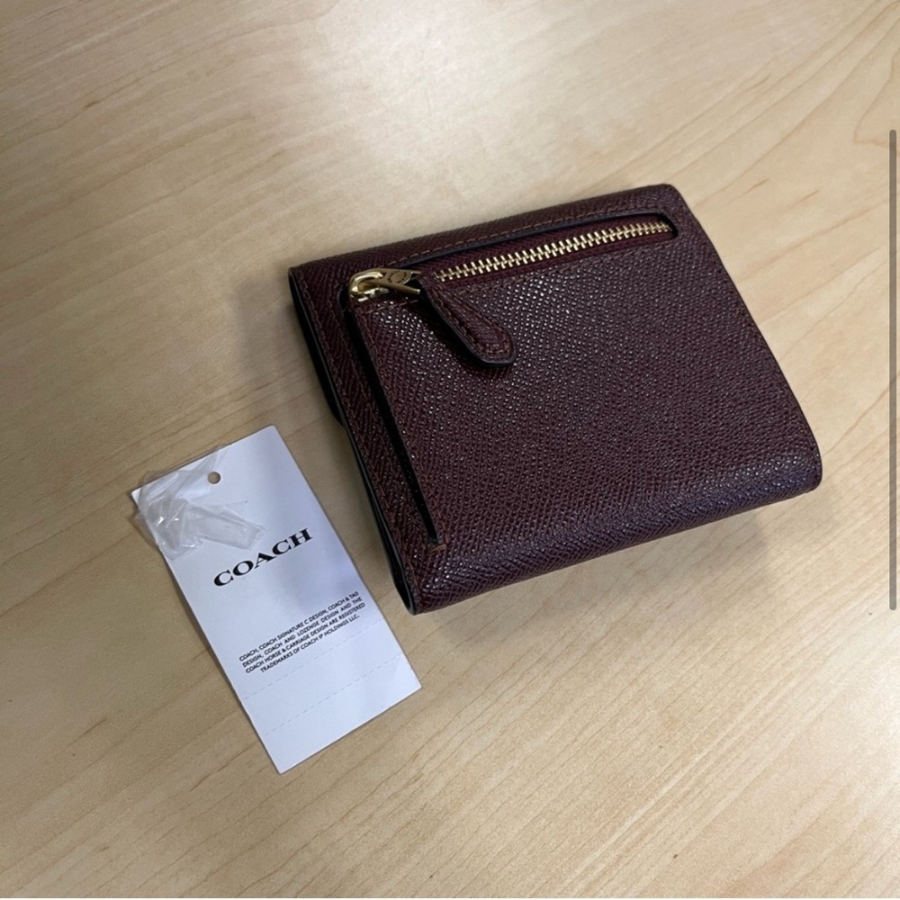 COACH Brand New βWynβ Tri-Fold Envelope Leather Wallet, Brass/Merlot - Picture 4 of 9